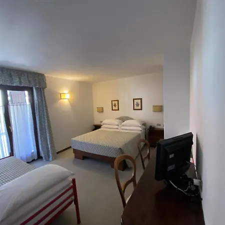 فندق Triolet 3*